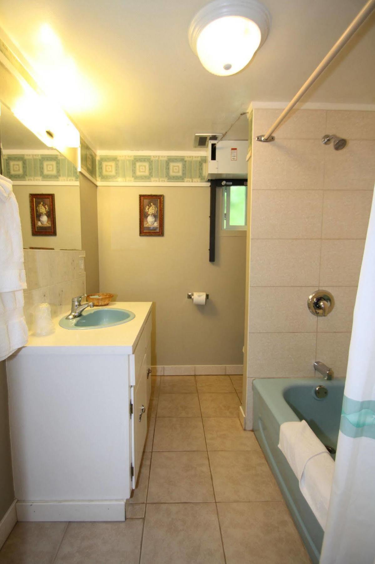 Harrison Spa Motel Harrison Hot Springs Dış mekan fotoğraf